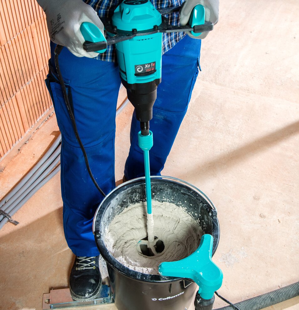 Electric Collomix Xo 1 R Mixer - the compact 1-speed mixer mixes tile adhesive in a 30-liter bucket with dustEx dust extraction system