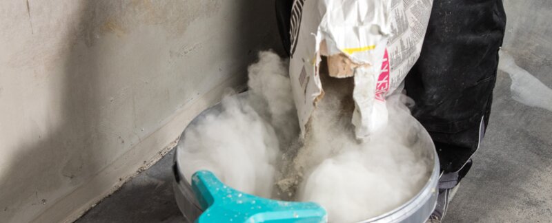 Austretenden Staub absaugen mit dem Collomix dust.EX, besonders wichtig bei Arbeiten in Innenräumen,