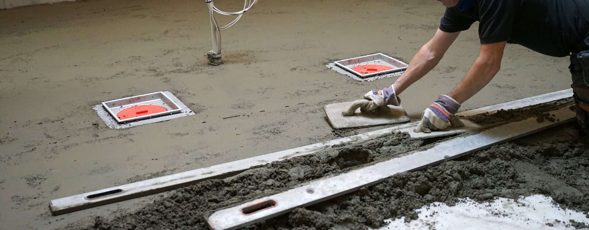 Smoothing a cement screed by hand